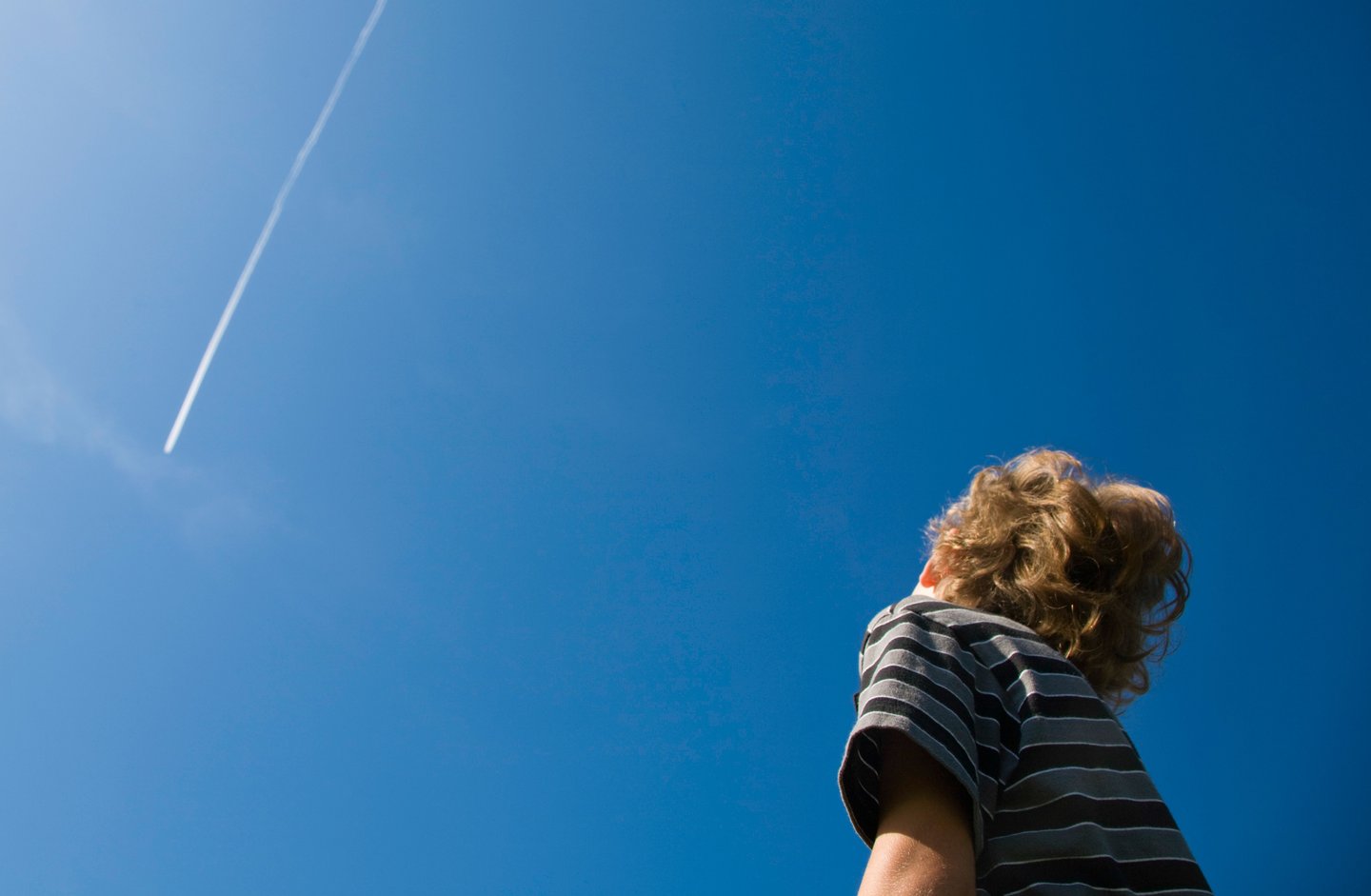 kid looking at blue sky