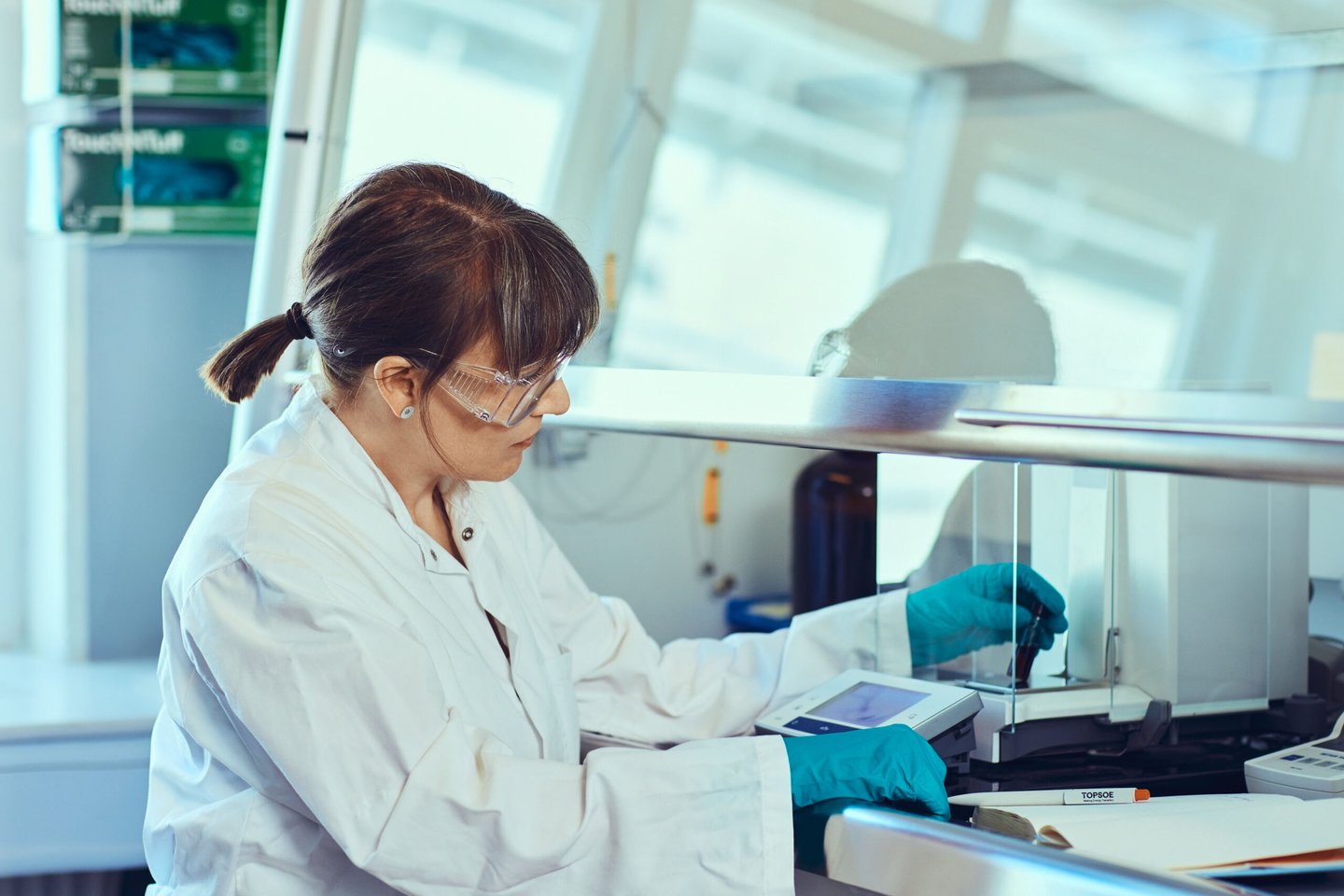 woman in lab oxygen removal