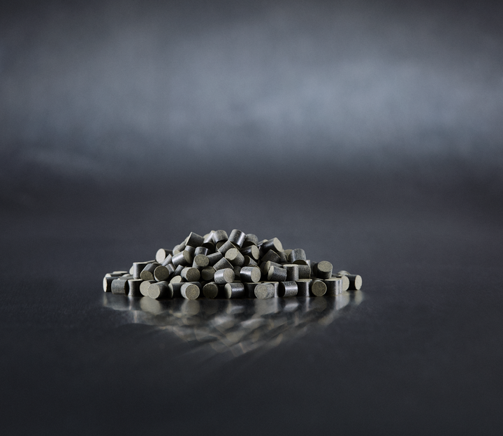 Medium temperature shift catalysts used in synthesis gas processing